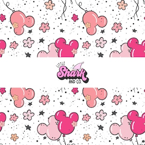Op de afbeelding: Een witte achtergrond met een herhalend patroon van roze ballonnen met Mickey Mouse-oren, roze bloemen en zwarte sterren. De tekst "Little Shark and Co." staat in het midden van de afbeelding.