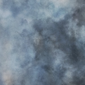 Op de afbeelding: Een blauwe abstracte achtergrond met een bewolkte, textuur. De achtergrond heeft een zachte, vervaagde uitstraling met subtiele kleurvariaties.