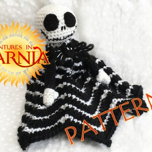 Peut inclure: Poup&eacute;e Jack Skellington au crochet avec une couverture &agrave; rayures noires et blanches. La poup&eacute;e a une t&ecirc;te blanche avec des yeux noirs et un sourire cousu. La couverture a un motif en zigzag. L'image comprend le texte "Adventures in Yarnia" et "Pattern".