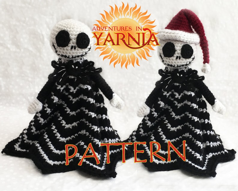 Peut inclure: Deux poup&eacute;es Jack Skellington au crochet, dont une avec un bonnet de P&egrave;re No&euml;l. Les poup&eacute;es ont des t&ecirc;tes blanches avec des yeux et des bouches noires, des capes &agrave; motifs zigzag noirs et blancs et des n&oelig;uds papillon noirs. Le texte "Adventures in Yarnia" et "Pattern" est inclus.