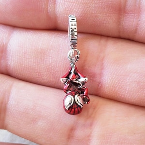 Spider Man Baumeln Charme, 925 Sterling Silber rote Emaille hängende Perle, handgemachter Charme Anhänger, passend für europäische Armbänder Halsketten
