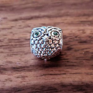 Ciondolo gufo in argento, ciondolo animale in argento sterling 925, perlina in argento fatta a mano con zirconi cubici verdi, adatto per bracciali e collane europee
