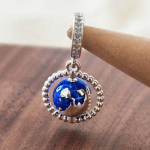 Spinning Globe Dangle Charm Anhänger, 925 Sterling Silber und Blaue Emaille Perle, passend für europäische Armbänder und Ketten Geschenk für sie