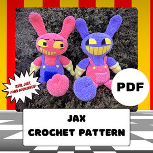 Puede incluir: Dos muñecos de conejito de ganchillo con rasgos exagerados. Uno es rosa, el otro morado, ambos con sonrisas amarillas y monos. El texto "EVIL JAK MOD INCLUDED!" está en una estrella, y "PDF" en un círculo blanco. El texto "JAX CROCHET PATTERN" está en un rectángulo blanco.