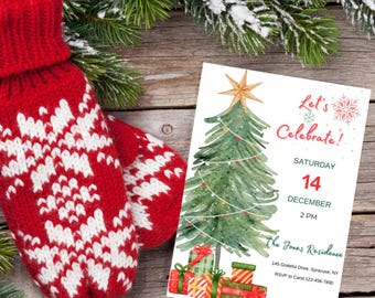Könnte beinhalten: Eine Weihnachtsfeier-Einladung mit einer Aquarell-Illustration eines geschmückten Weihnachtsbaums, Geschenken und Schneeflocken. Der Text lautet "Let's Celebrate!" mit dem Datum und der Uhrzeit der Party, "Samstag, 14. Dezember, 14:00 Uhr", und dem Ort, "The Jones Residence, 145 Grateful Drive, Syracuse, NY".
