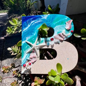 Letra de playa personalizada para pared / Decoración inicial con monograma / Arte de surf / Vida costera en el hogar de la playa / Escena de playa de resina / Estilo inspirado en el océano
