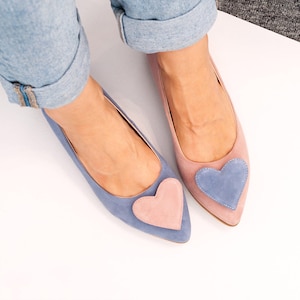 Zapatos planos de piel hechos a mano para mujer: cómodos y elegantes. Bailarinas de ante en rosa empolvado y azul: elegantes zapatos casuales.
