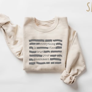 Camiseta con meme "Todo está bien, confía en tu gobierno", divertida camiseta política sarcástica, camiseta con cita satírica, camiseta con gráfico de humor negro imagen 6