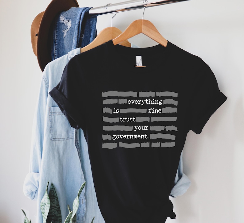 Camiseta con meme "Todo está bien, confía en tu gobierno", divertida camiseta política sarcástica, camiseta con cita satírica, camiseta con gráfico de humor negro imagen 3
