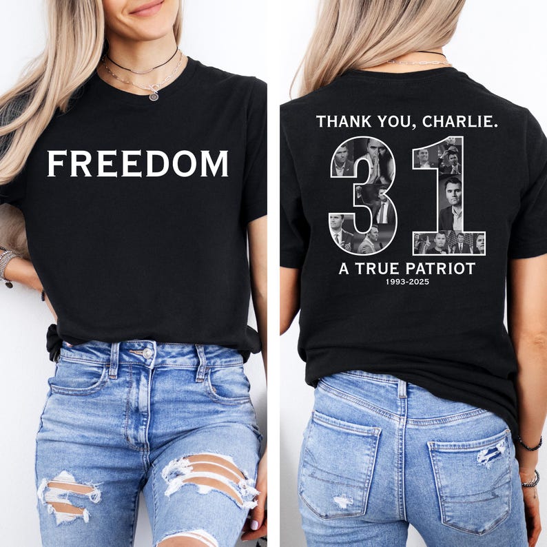 K&ouml;nnte beinhalten: Schwarzes T-Shirt mit dem Wort "FREEDOM" in wei&szlig;en Blockbuchstaben auf der Vorderseite. Auf der R&uuml;ckseite des Shirts befindet sich die Zahl "31" mit Bildern, der Text "THANK YOU, CHARLIE." und "A TRUE PATRIOT 1993-2025."