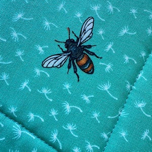 Juego de dos agarraderas con abejas, salvamanteles bonito, regalo para amantes de las abejas. imagen 7