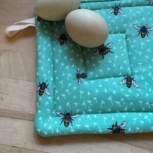 Juego de dos agarraderas con abejas, salvamanteles bonito, regalo para amantes de las abejas. imagen 4