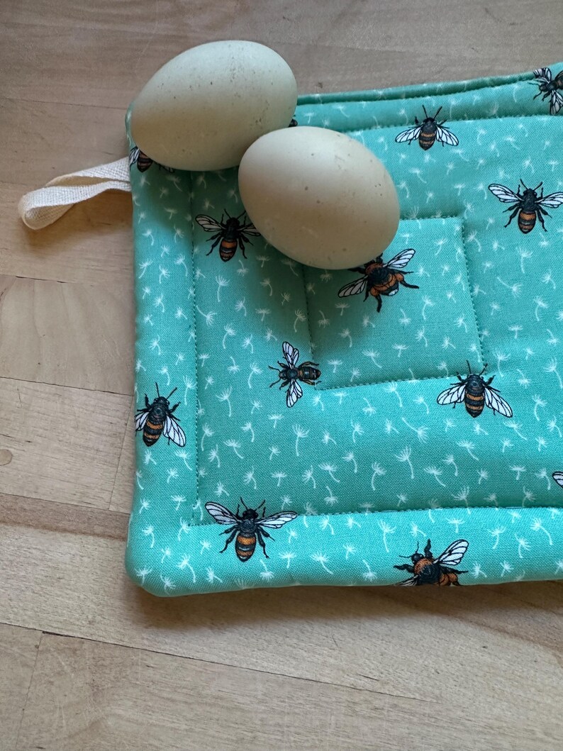 Juego de dos agarraderas con abejas, salvamanteles bonito, regalo para amantes de las abejas. imagen 4