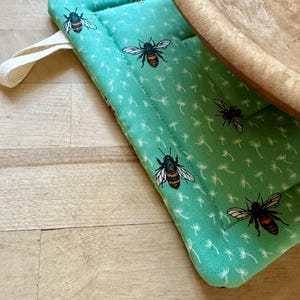 Juego de dos agarraderas con abejas, salvamanteles bonito, regalo para amantes de las abejas. imagen 2