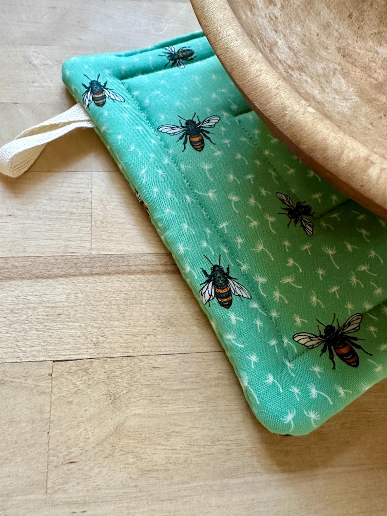 Juego de dos agarraderas con abejas, salvamanteles bonito, regalo para amantes de las abejas. imagen 2