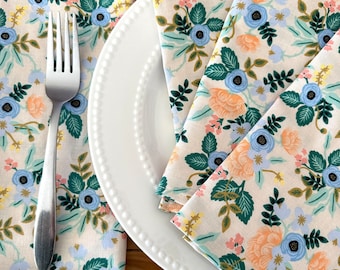 Juego de servilletas de algodón Rifle Paper Co.: Decoración floral en tonos melocotón y azul