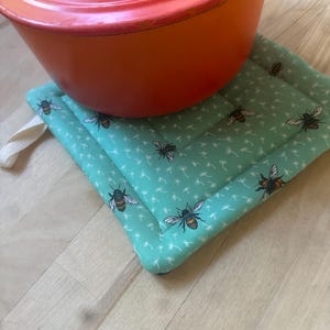 Juego de dos agarraderas con abejas, salvamanteles bonito, regalo para amantes de las abejas. imagen 3