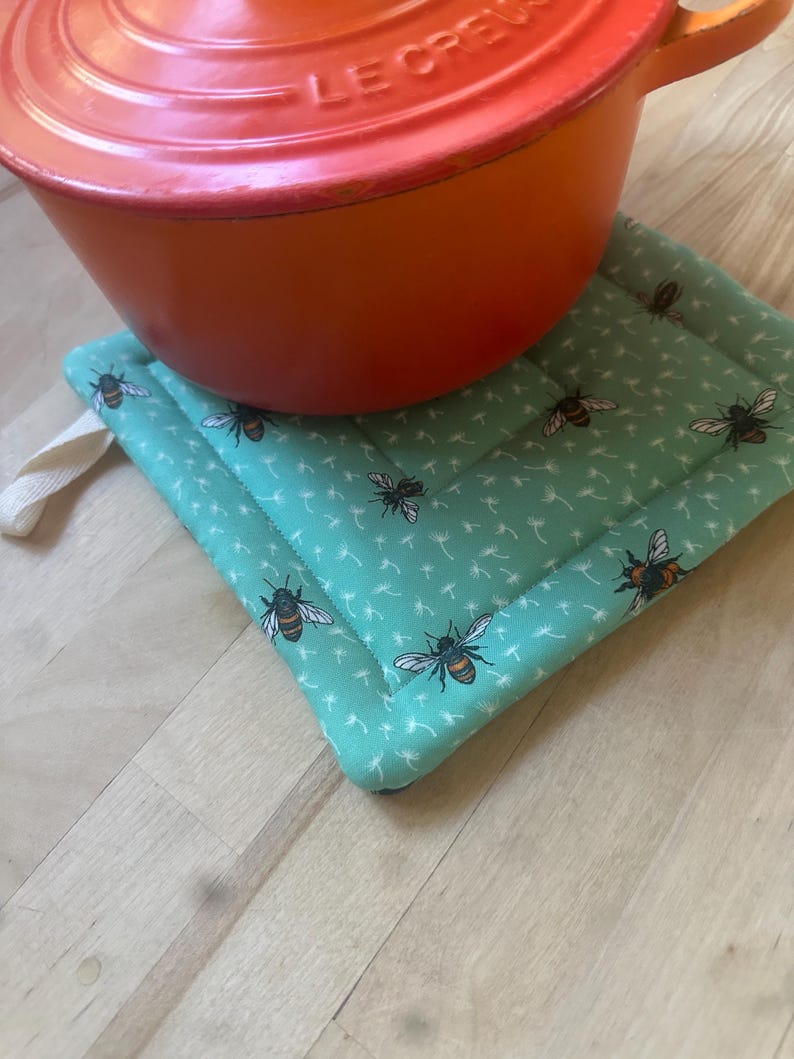 Juego de dos agarraderas con abejas, salvamanteles bonito, regalo para amantes de las abejas. imagen 3