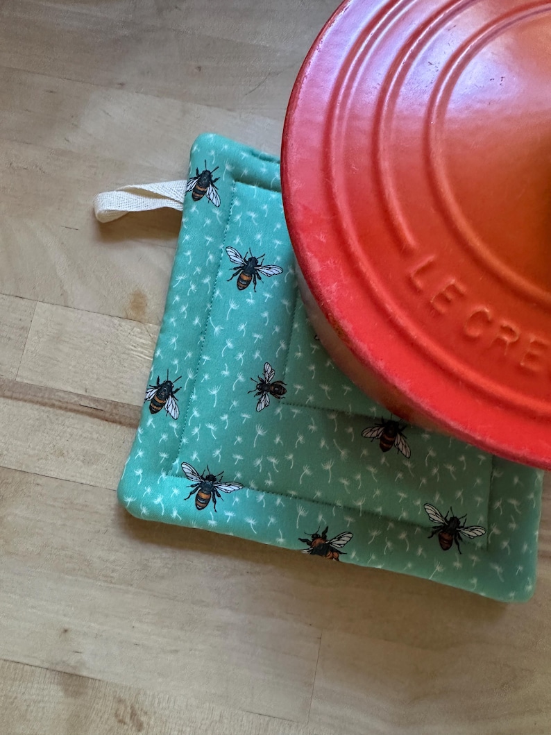 Juego de dos agarraderas con abejas, salvamanteles bonito, regalo para amantes de las abejas. imagen 1