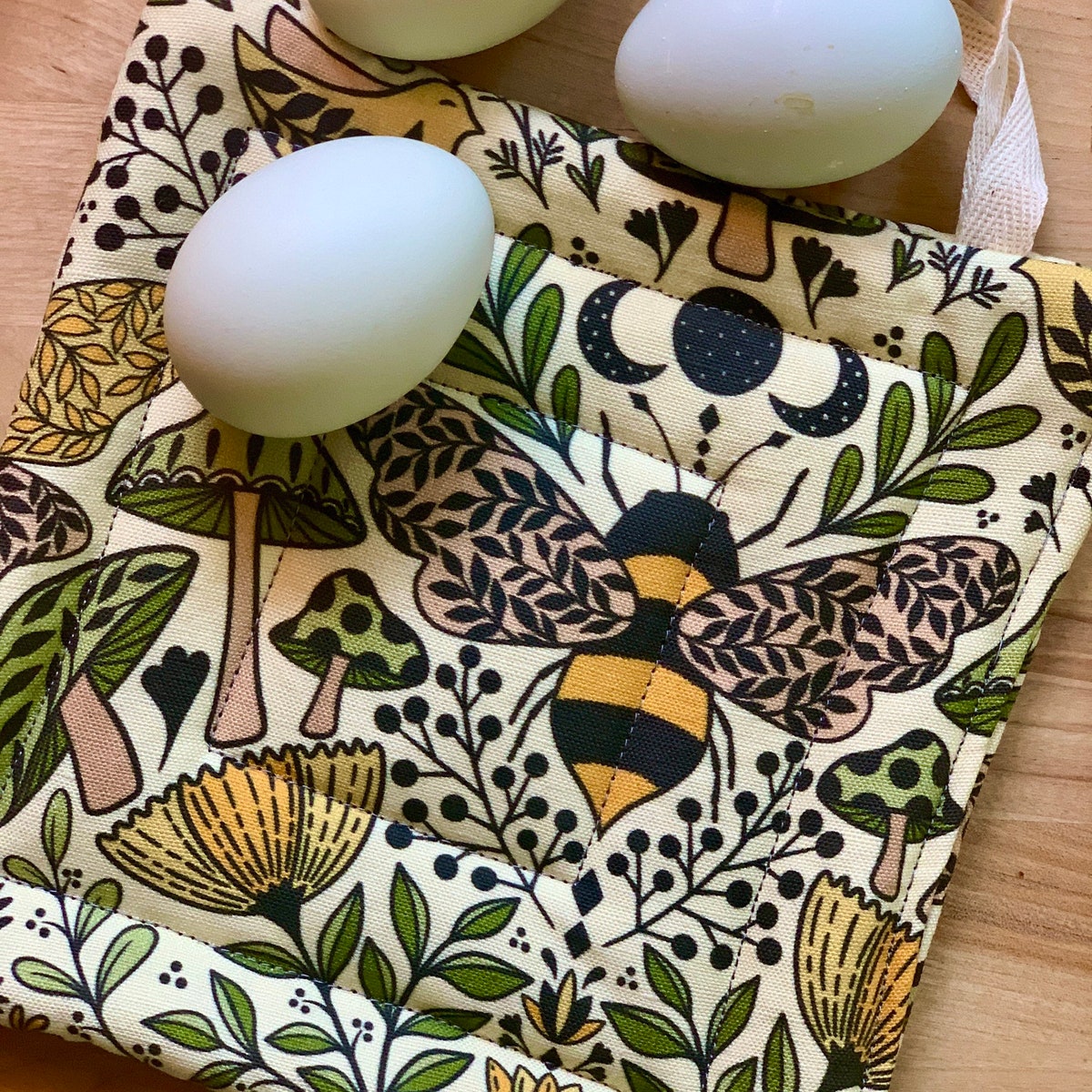 Mushroom and Honeybee Potholder, Farmhouse Style, Thick Hot Pad, Yellow and Green Trivet - Etsy