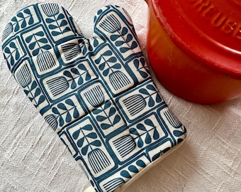 Handmade Modern Oven Mitt – Retro Botanical Pattern | Heat-Resistant & Stylish Kitchen Gift, Scandi Style