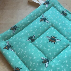 Juego de dos agarraderas con abejas, salvamanteles bonito, regalo para amantes de las abejas. imagen 6