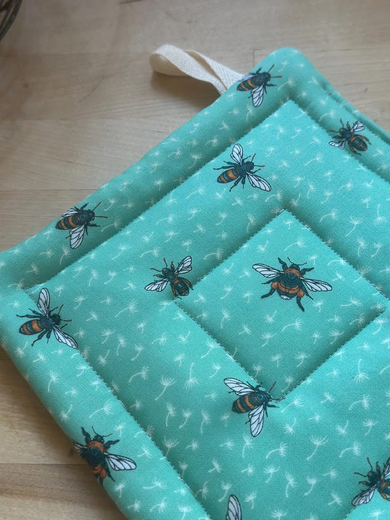 Juego de dos agarraderas con abejas, salvamanteles bonito, regalo para amantes de las abejas. imagen 6