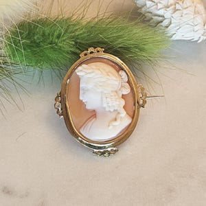 Beautiful Antique Victorian 10K Yellow Gold Carved Shell Cameo Brooch Jewelry Gift Idea Present for Her Antique Luxury