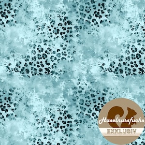 Könnte beinhalten: Ein teal- und schwarzes Leopardenmuster mit Aquarelleffekt. Das Design zeigt dunkelblaue Flecken auf einem helleren tealfarbenen Hintergrund mit einem gesprenkelten, strukturierten Aussehen. Ein braunes kreisförmiges Logo mit dem Text "Haselnussfuchs EXKLUSIV" befindet sich unten rechts.