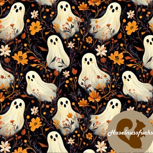 Könnte beinhalten: Ein sich wiederholendes Muster mit skurrilen weißen Geistern mit schwarzen Augen und Mündern, vor einem Hintergrund aus orangefarbenen Blumen, Blättern und dunkelbraunen Ranken. Das Design hat ein Halloween-Thema.