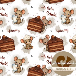 Op de afbeelding: Een herhalend patroon met cartoonmuizen, stukken chocoladetaart, glazen melk en de woorden "Yummy" en "ich liebe Schoki". Het ontwerp heeft een witte achtergrond met bruine accenten en kleine hartjes.