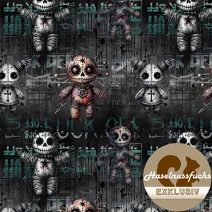 Könnte beinhalten: Ein sich wiederholendes Muster mit stilisierten Voodoo-Puppen mit schädelartigen Gesichtern, Kreuzen und Sternakzenten. Die Puppen sind in Weiß-, Grau- und Brauntönen vor einem dunklen, strukturierten Hintergrund mit türkisfarbenen Akzenten und Graffiti-Text.