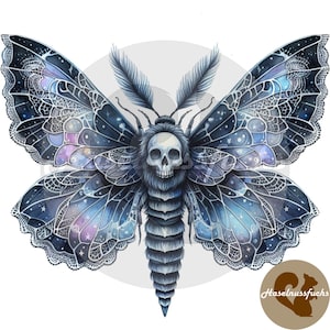 Könnte beinhalten: Detaillierte Aquarellillustration einer Motte mit schädelartigem Kopf und federartigen Antennen. Die Flügel der Motte sind ein Farbverlauf aus Blau und Lila mit komplizierten spitzenartigen Mustern und himmlischen Details. Der Körper ist strukturiert, dunkelblau.