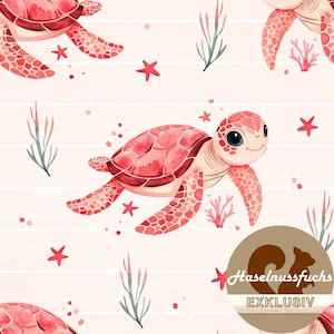Op de afbeelding: Waterverfillustratie van een herhalend patroon met roze zeeschildpadden, rode zeesterren en groen zeewier op een crèmekleurige achtergrond. De schildpadden hebben gedetailleerde schilden en lachende gezichten. Het ontwerp bevat de tekst "EXKLUSIV" en het logo "Haselnussfuchs".