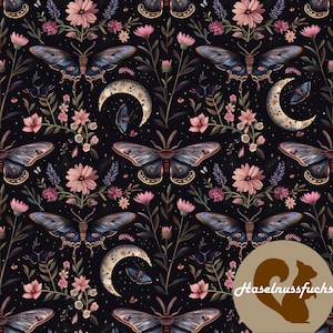 Könnte beinhalten: Dunkler Hintergrund mit sich wiederholendem Muster aus Motten, Blumen und Monden. Die Motten haben blaue und braune Flügel, die Blumen sind rosa. Die Monde sind cremefarben, was einen Vintage- und botanischen Look erzeugt.
