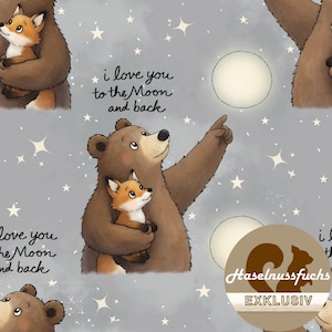 Op de afbeelding: Een herhalend patroon met een bruine beer die een vos omhelst, met de tekst "i love you to the Moon and back" en sterren op een grijze achtergrond. De beer wijst naar een volle maan. Een logo met een eekhoorn staat rechtsonder.