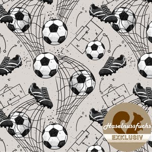 Könnte beinhalten: Ein sich wiederholendes Muster mit Fußbällen, Fußballschuhen und Netzen auf hellgrauem Hintergrund. Das Design beinhaltet ein Fußballfeld-Diagramm und Tintenspritzer. Das Bild hat eine handgezeichnete Ästhetik.