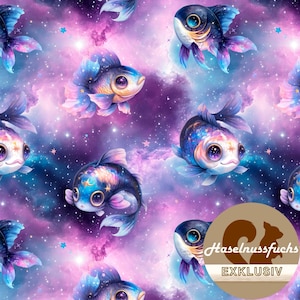 Könnte beinhalten: Ein sich wiederholendes Muster aus Cartoon-Fischen mit großen Augen und bunten Flossen vor einem lila-blauen Galaxiehintergrund. Die Fische sind in Blau-, Lila- und Rosatönen gehalten. Das Bild enthält den Text "Haselnussfuchs EXKLUSIV".