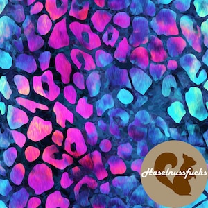 Könnte beinhalten: Eine weiße Keramik-Tasse mit schwarzem Henkel und dem Text "But First, Coffee" in fetter, schwarzer Schrift. Die Tasse steht vor einem verschwommenen Hintergrund, der eine gemütliche Umgebung suggeriert.