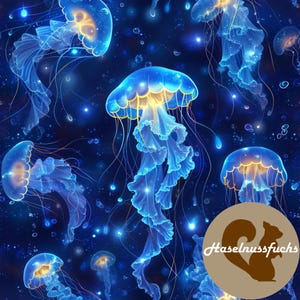 Op de afbeelding: Een herhalend patroon van lichtgevende blauwe kwallen met gloeiende gele en oranje accenten tegen een donkerblauwe achtergrond. De kwallen hebben lange, vloeiende tentakels en zijn omgeven door sprankelende deeltjes, wat een dromerige onderwaterwereld creëert.