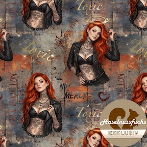 Op de afbeelding: Een herhalend patroon met illustraties van een vrouw met rood haar, tatoeages en een zwarte leren jas. De achtergrond heeft een verweerde houttextuur met het woord "Toxic" en andere tekst in goud.