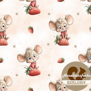 Op de afbeelding: Een herhalend patroon met cartoonmuizen in rode hoodies, zittend op aardbeien, omringd door kleine witte bloemen. De achtergrond is zacht perzik met kleine grijze stippen. De tekst "Haselnussfuchs EXKLUSIV" is inbegrepen.