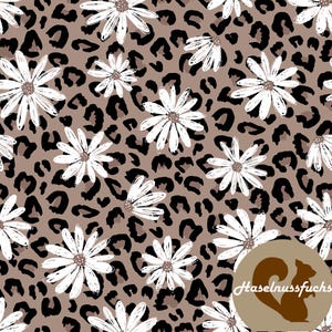 Może przedstawiać: Powtarzający się wzór białych stokrotek z brązowymi środkami na brązowym i czarnym tle w panterkę. Wzór tworzy atrakcyjny wizualnie wzór tekstylny, odpowiedni do różnych zastosowań.