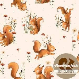 Op de afbeelding: Een herhalend patroon met cartoon eekhoorns in verschillende poses, afgewisseld met wilde bloemen en bladeren. De eekhoorns zijn afgebeeld in bruin- en oranjetinten tegen een crèmekleurige achtergrond. Met rond logo "Haselnussfuchs EXKLUSIV".