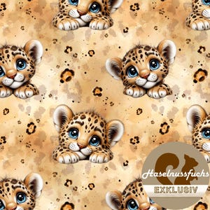Könnte beinhalten: Ein sich wiederholendes Muster aus Cartoon-Leopardenbabys mit großen blauen Augen und geflecktem Fell auf beigem Hintergrund. Ein kreisförmiges Logo in der unteren rechten Ecke zeigt eine braune Eichhörnchen-Silhouette mit dem Text Haselnussfuchs EXKLUSIV.