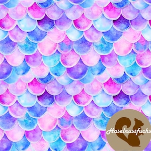 Könnte beinhalten: Ein Aquarellmuster mit sich überlappenden, halbkreisförmigen Formen in Rosa, Lila und Blau, das an Fischschuppen erinnert. Das Design hat ein strukturiertes, gemaltes Aussehen, mit weißem Umriss auf jeder Schuppe.