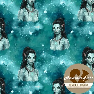 Könnte beinhalten: Ein teal- und blau gemusterter Stoff mit mehreren Illustrationen einer humanoiden Figur mit spitzen Ohren, dunklen Haaren und einer Halskette. Der Hintergrund hat ein sternenartiges, galaxieähnliches Design. Ein kreisförmiges Logo mit dem Text "Haselnussfuchs EXKLUSIV" befindet sich in der unteren rechten Ecke.