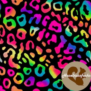Op de afbeelding: Een opvallend luipaardprintontwerp met een zwarte achtergrond en kleurrijke vlekken. De vlekken zijn een mix van roze, oranje, geel, groen en blauw, wat een regenboogeffect creëert. Het patroon is gedurfd en levendig.