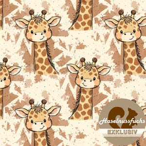 Op de afbeelding: Een herhalend patroon met cartoon giraffen met bruine vlekken en lachende gezichten. De giraffen staan tegen een crèmekleurige achtergrond met bruine geometrische vormen. De afbeelding heeft een speelse en grillige uitstraling, geschikt voor kinderproducten.