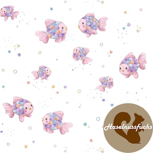 Könnte beinhalten: Ein verspieltes Muster mit Cartoon-Fischen mit pastellfarbenen Schuppen und rosa Flossen auf weißem Hintergrund. Kleine Sterne und Kreise in verschiedenen Farben sind um die Fische herum verstreut. Ein brauner Kreis mit einer Eichhörnchen-Silhouette und Text befindet sich unten rechts.